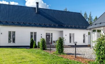 Jetta-Talo Skoone, valkoinen omakotitalo harjakatolla ja ruutuikkunoilla
