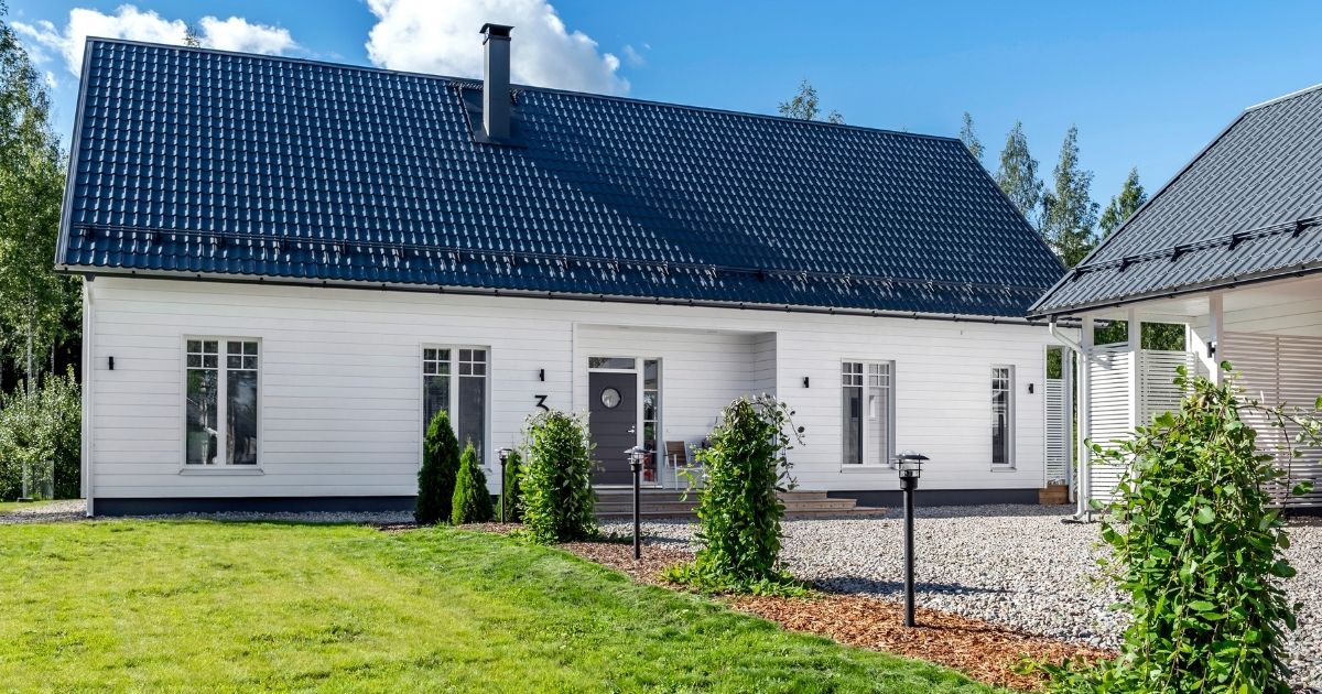 Jetta-Talo Skoone, valkoinen omakotitalo harjakatolla ja ruutuikkunoilla