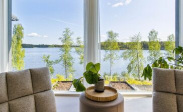 Järvimaisema uuden talon olohuoneesta, kuvituskuva artikkleille onnistunut taloprojekti nykymarkkinassa