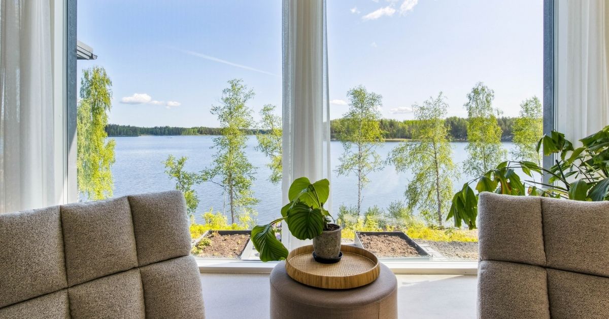 Järvimaisema uuden talon olohuoneesta, kuvituskuva artikkleille onnistunut taloprojekti nykymarkkinassa